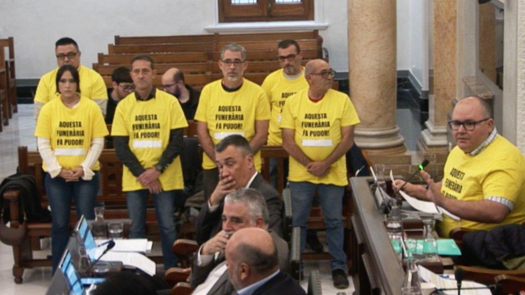 Trabajadores de la funeraria de Reus, en el pleno municipal