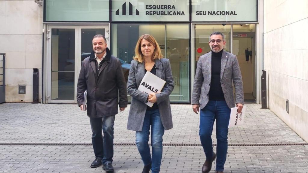 La candidata de 'Foc Nou' a liderar ERC, Helena Solà, y el candidato a secretario general, Alfred Bosch, tras presentar los avales.