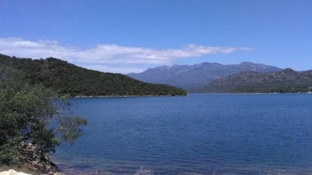 Día soleado en el embalse de Danrius Boadella