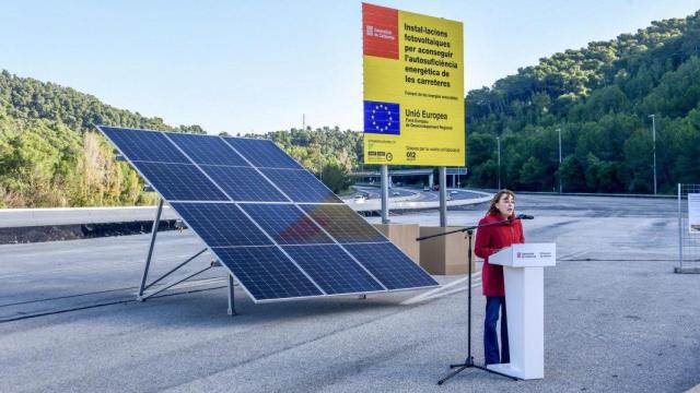 Visita de la 'consellera' del Govern Sílvia Paneque al futuro parque solar en el antiguo peaje de la C-32 en Santa Susanna (Barcelona)