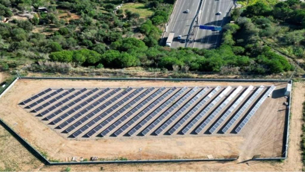 El futuro parque solar en la C-32 en Santa Susanna (Barcelona)