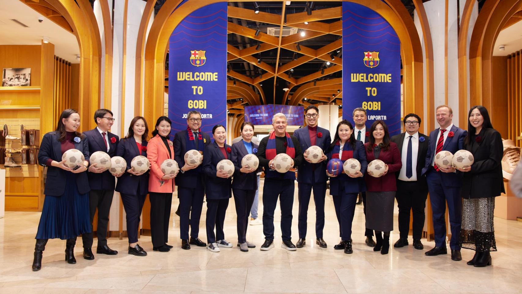 Joan Laporta en Mongolia, con los dirigentes de Gobi