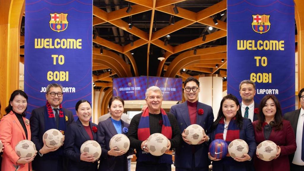 Joan Laporta en Mongolia, con los dirigentes de Gobi