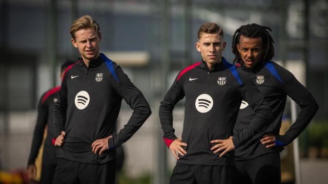 Los futbolistas del Barça, durante un entrenamiento en la Ciutat Esportiva