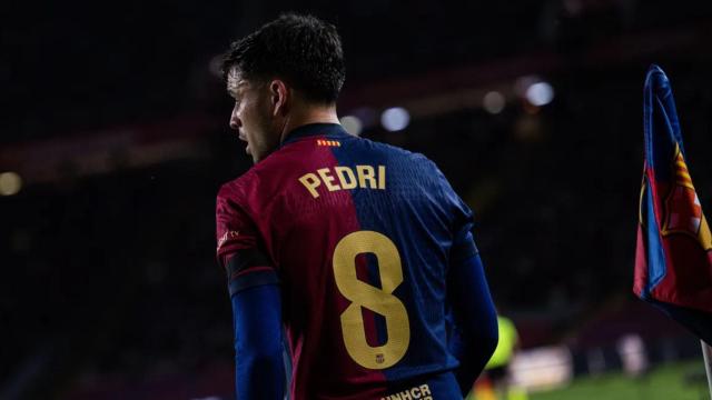 Pedri, durante un partido del Barça en el Estadio de Montjuïc