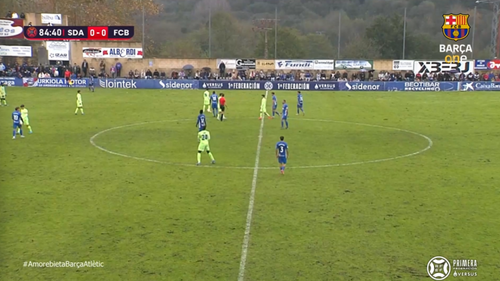 Estado del césped del Amorebieta, en la derrota fatídica del Barça B