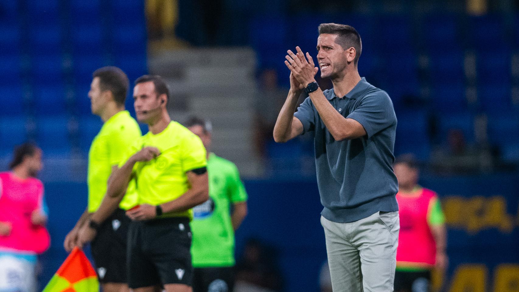 Albert Sánchez da indicaciones a los jugadores del Barça B en el Estadi Johan Cruyff