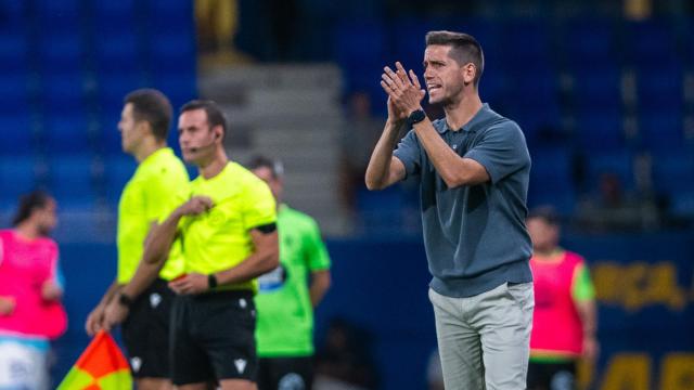 Albert Sánchez da indicaciones a los jugadores del Barça B en el Estadi Johan Cruyff