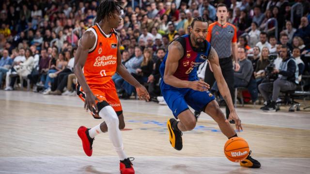 Kevin Punter, escolta del Barça de basket, lidera una jugada contra el Valencia basket