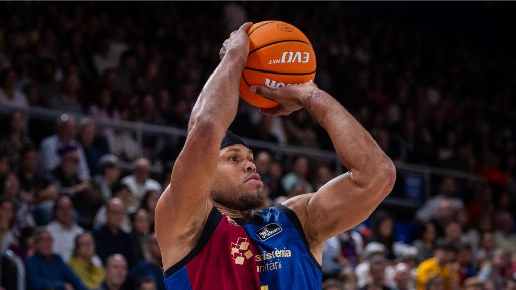 Justin Anderson anota un triple contra el Valencia basket