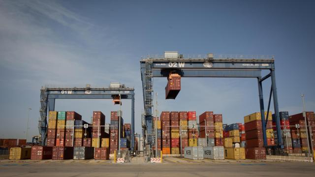 Contenedores de mercancías en el muelle de descarga del Puerto de Barcelona