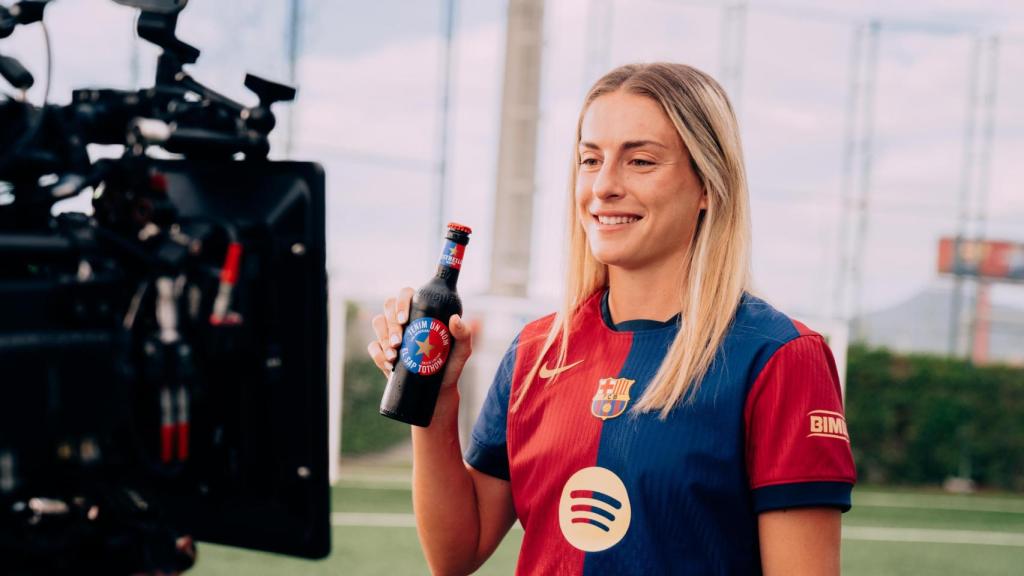 Alexia Putellas con la nueva edición de cerveza de Estrella Damm y el Barça