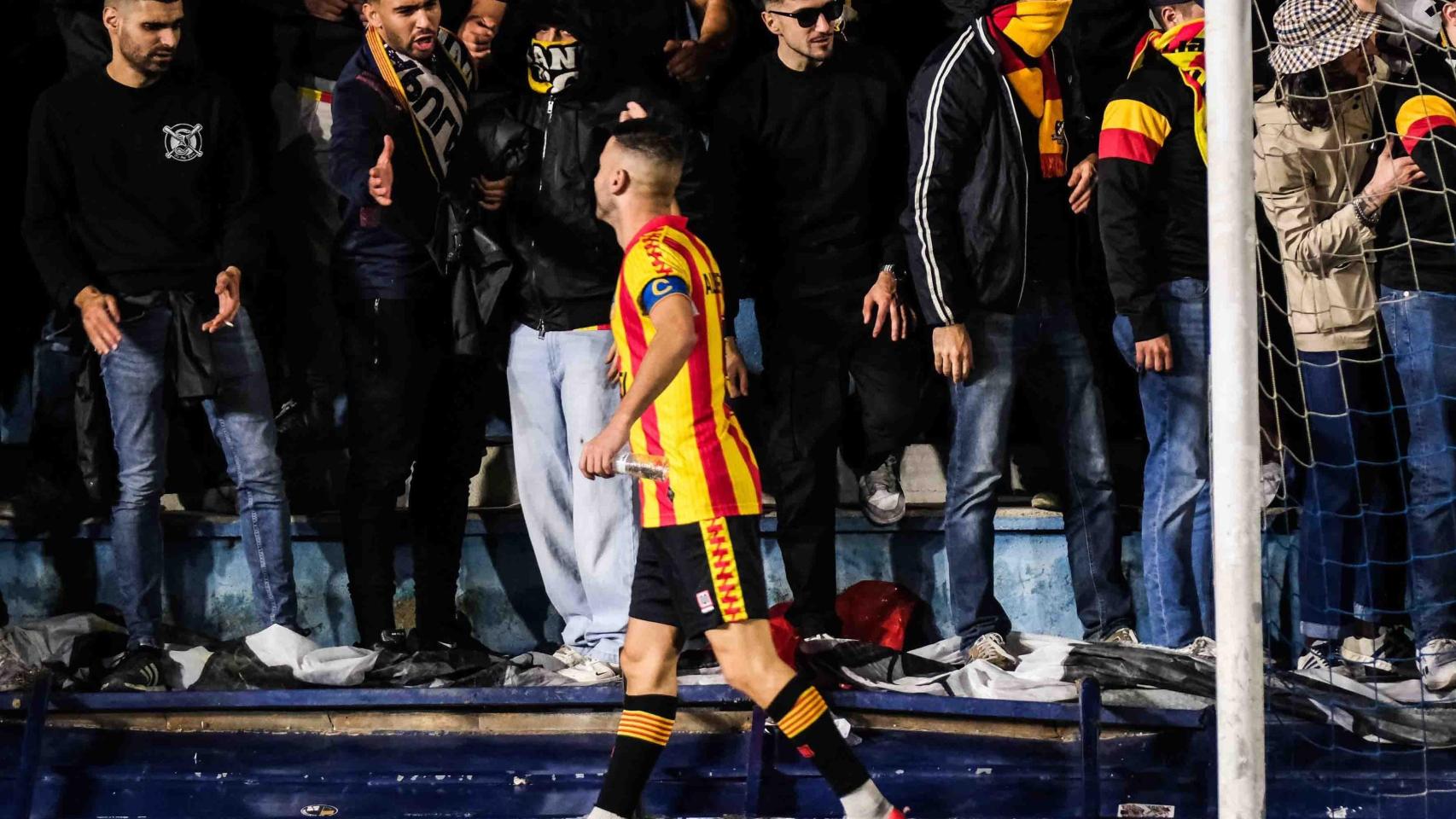 Albertito, capitán del Sant Andreu, saludo a los aficionados tras la suspensión del derbi contra el Europa