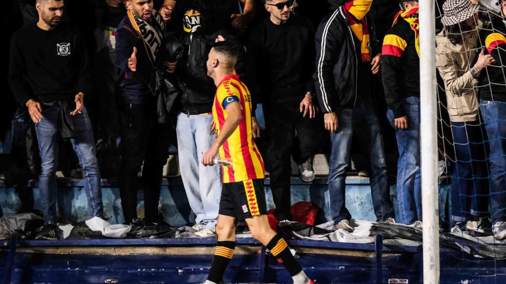 Albertito, capitán del Sant Andreu, saludo a los aficionados tras la suspensión del derbi contra el Europa