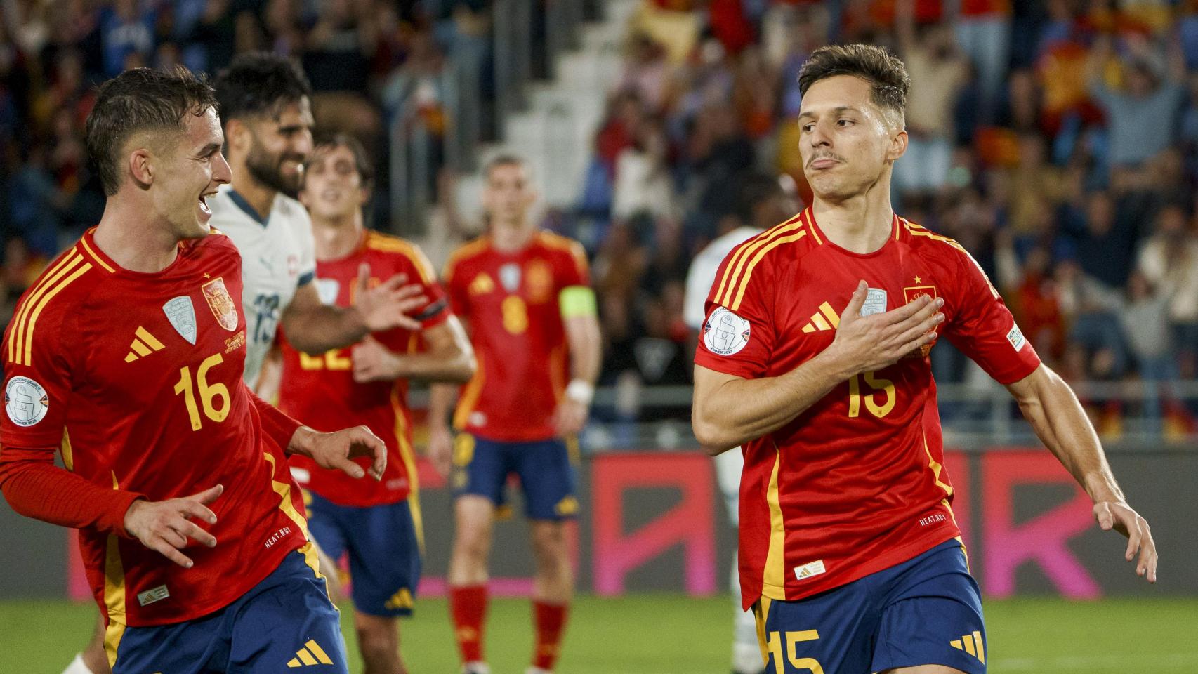 Marc Casadó y Bryan Zaragoza celebran el gol de la victoria de España contra Suiza