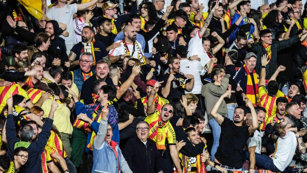 La afición del Sant Andreu celebra el cuarto gol en el Nou Sardenya, estadio del Europa