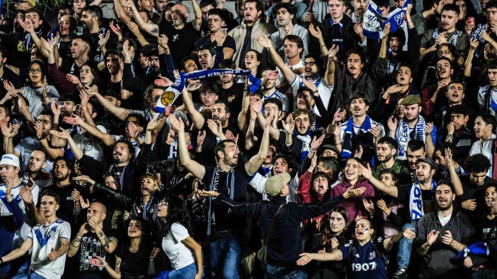 La afición del Europa anima a su equipo en el derbi contra el Sant Andreu