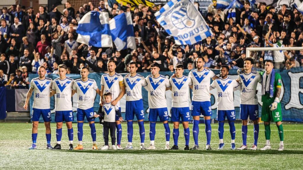 Alineación del Europa durante el minuto de silencio previo al derbi contra el Sant Andreu