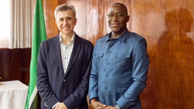 El doctor Armindo Tiago, ministro de Salud de Mozambique, y Juan Naya, CEO de ISDIN, durante la firma del acuerdo en el ministerio de Salud del país africano