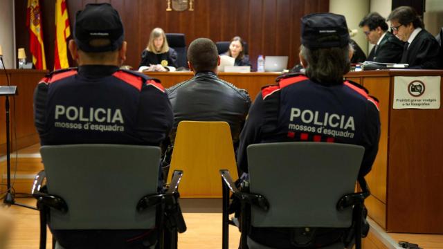 Imagen del juicio en la Audiencia de Lleida a una persona acusada de un delito de asesinato con alevosía en Les Borges Blanques