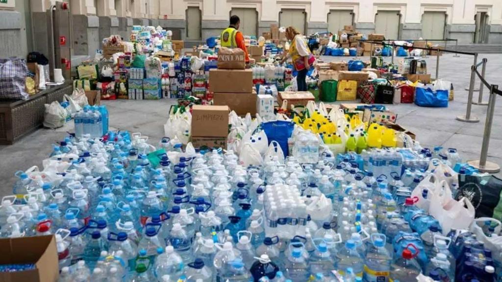 Voluntarios ayudando a damnificados de la DANA de Valencia en el Palacio de Cibeles de Madrid