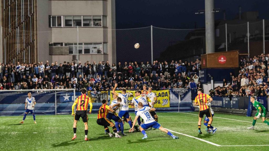 Europa y Sant Andreu pelean por un balón en un córner, en el Nou Sardenya