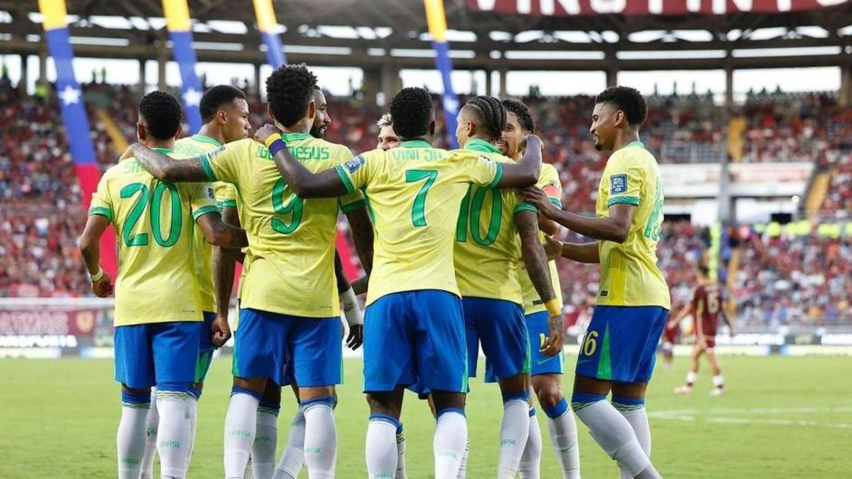 Brasil celebra el gol de falta de Raphinha contra Venezuela