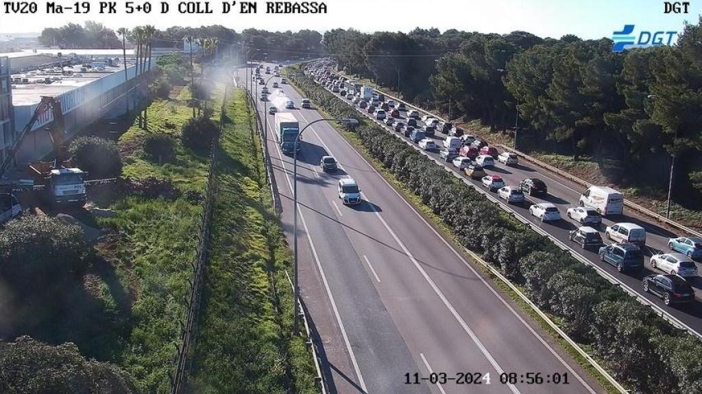 Vista de una autopista desde una cámara de la DGT