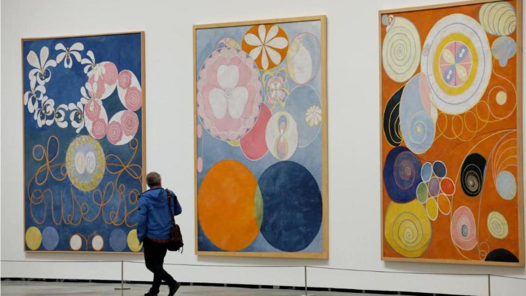 Un visitante recorre los grandes lienzos de Hilma af Klint, en el Museo Guggenheim Bilbao.