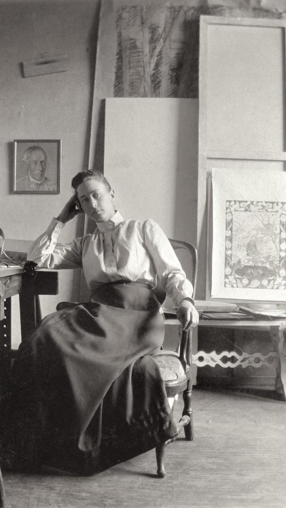 Fotografía de la artista sueca Hilma af Klint, en su estudio de Estocolmo.