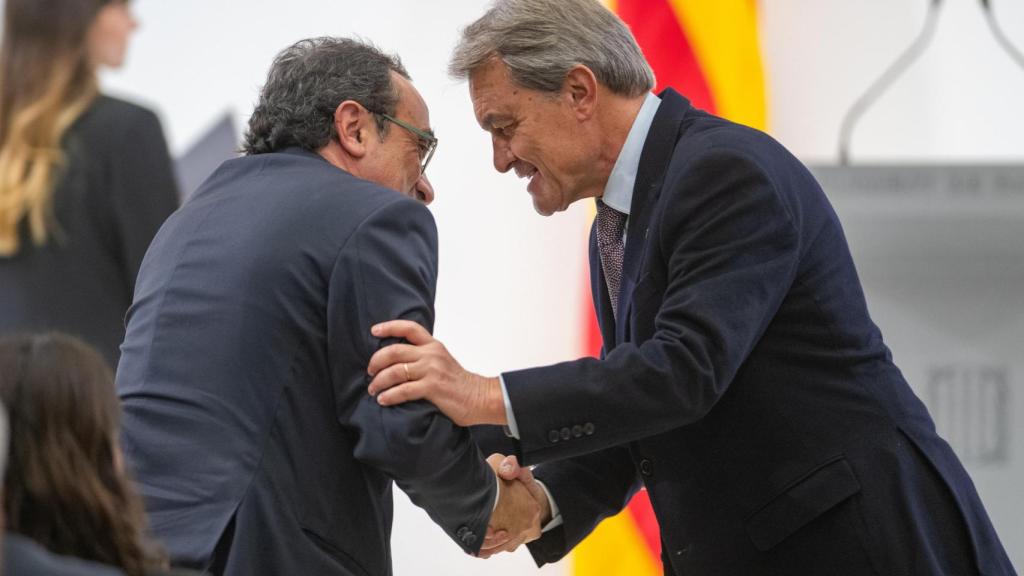 Josep Rull y Artur Mas, saludándose en el acto de celebración del décimo aniversario del 9N en el Parlament