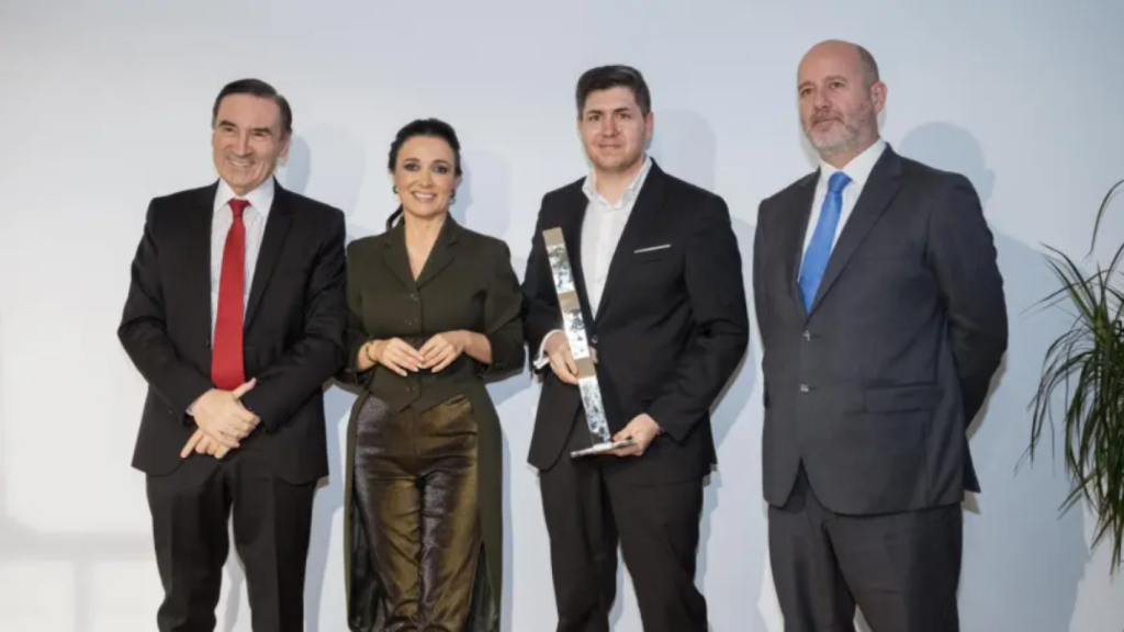 Pedro J. Ramírez, presidente ejecutivo y director de EL ESPAÑOL; Cruz Sánchez de Lara, vicepresidenta ejecutiva; Mario Vidal, jefe de innovación, y Javier Corcuera, jefe de redes sociales