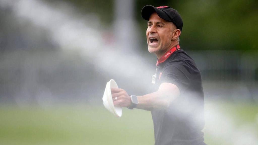 Sylvinho, dirigiendo un entrenamiento de la selección de Albania