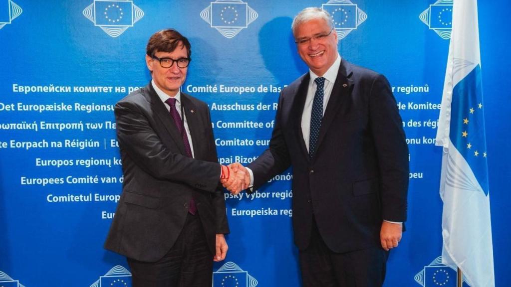 El presidente de la Generalitat, Salvador Illa, junto al presidente del Comité de las Regiones, Vasco Cordeiro, tras una reunión en Bruselas