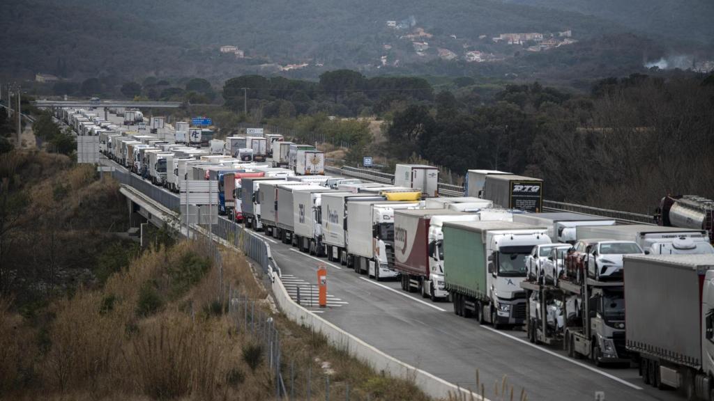 Camiones parados durante el corte de la A-9 francesa por una protesta de agricultores franceses, a 1 de febrero de 2024, en Le Boulou (Francia)