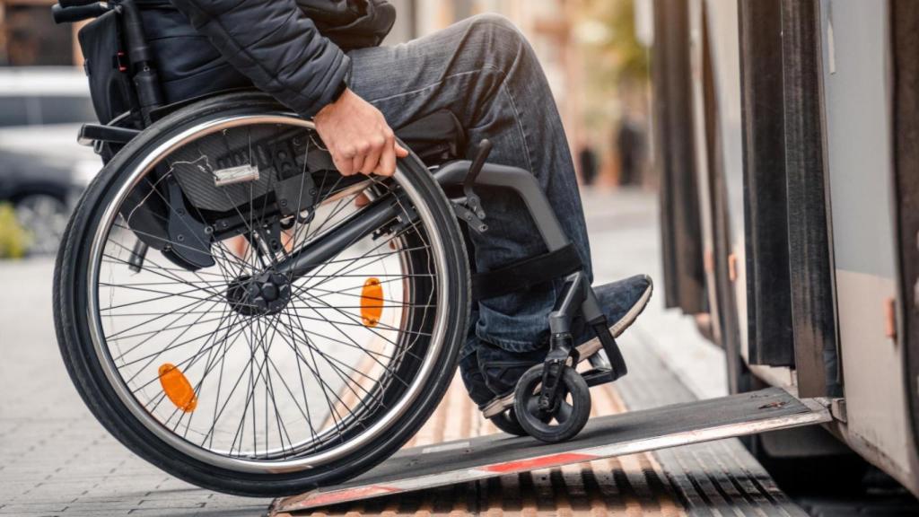 Una persona en silla de ruedas se monta en el autobús