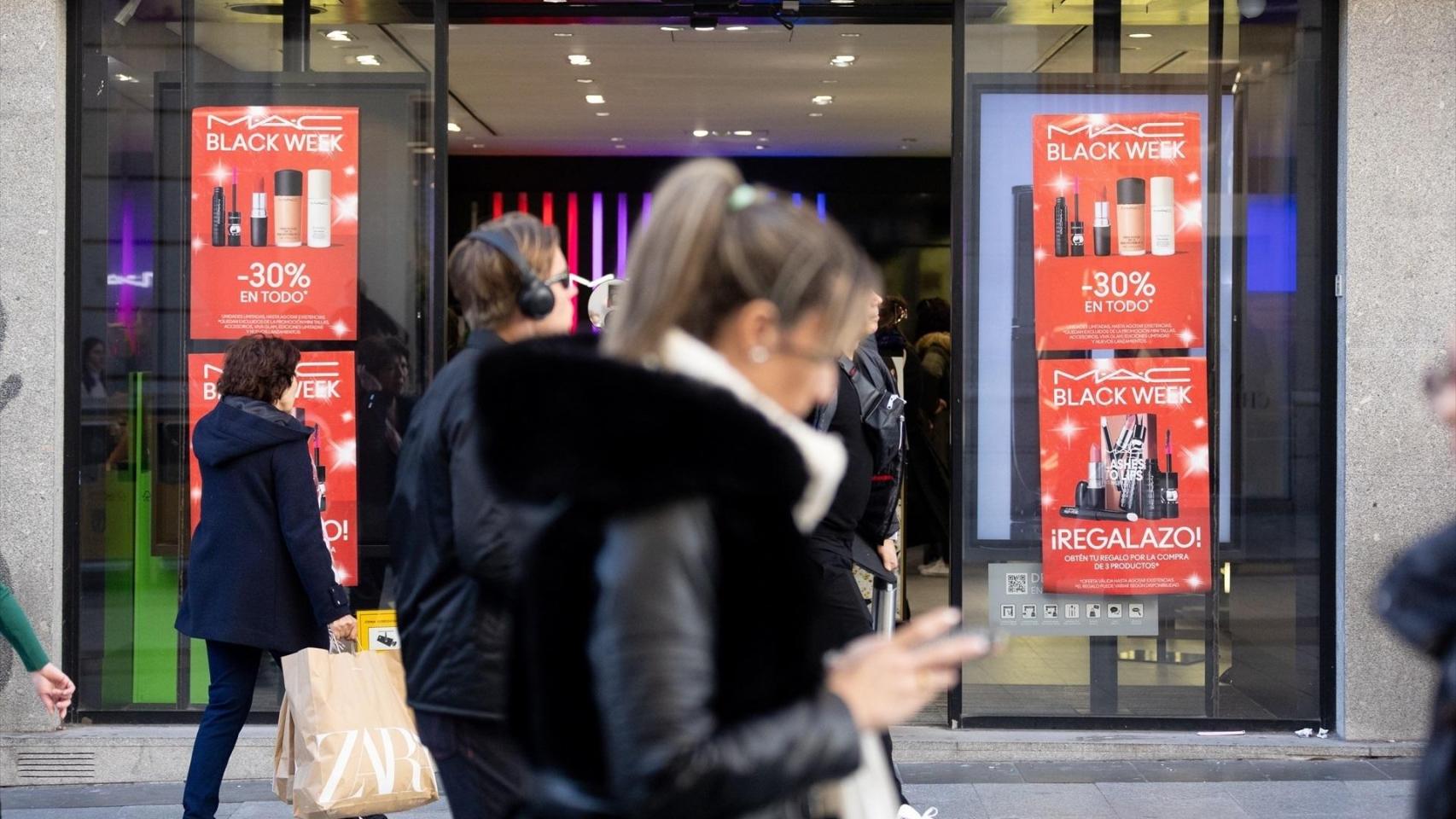 Escaparate de una tienda con descuentos en el Black Friday de 2023