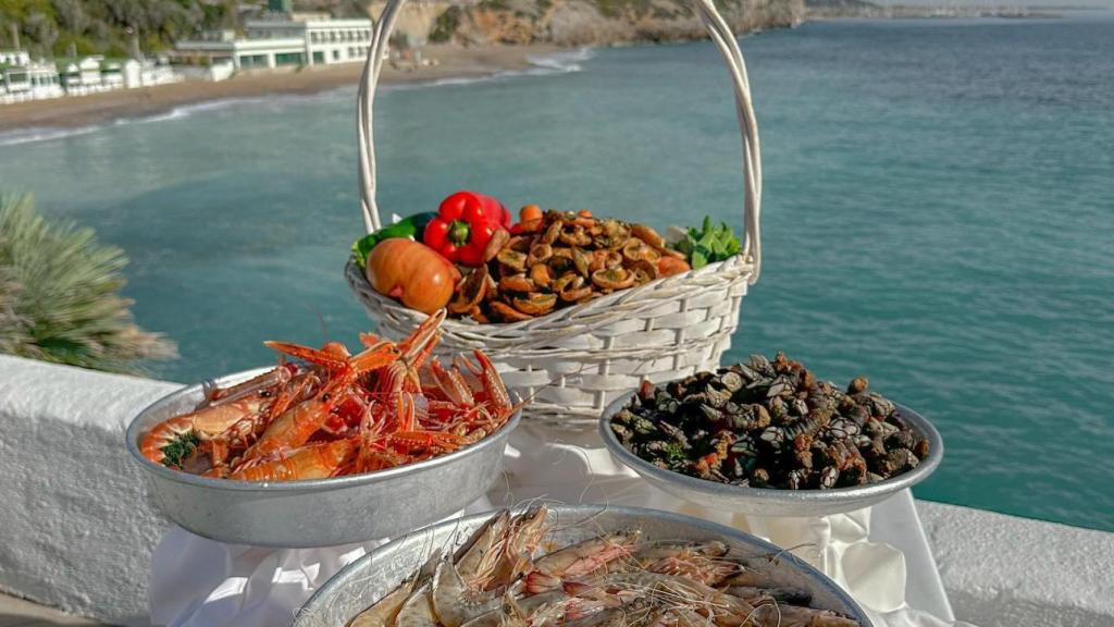 Varios entrantes de gambas servidos en la Cúpula Garraf