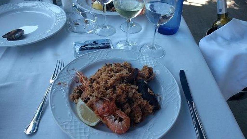 Una paella servida en la Cúpula Garraf