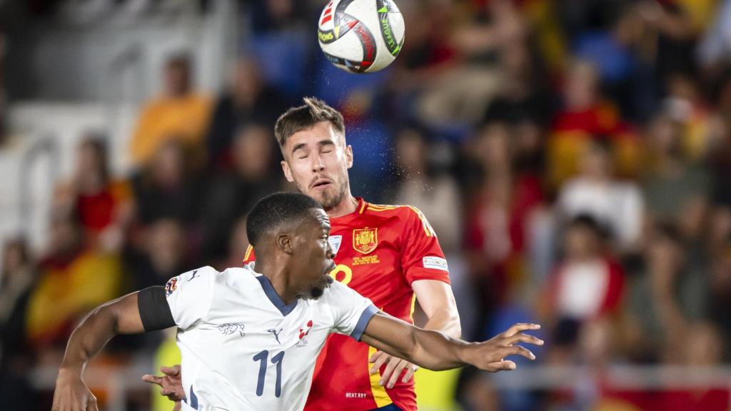 Óscar Mingueza rechaza un balón durante el España-Suiza de Nations League