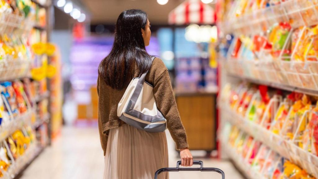 Mujer en un supermercado