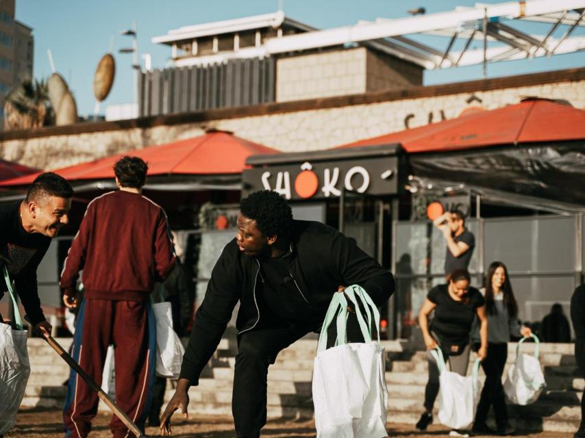 Iniciativa de Shôko para limpiar la playa