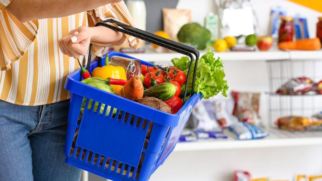 Cesta con productos del supermercado