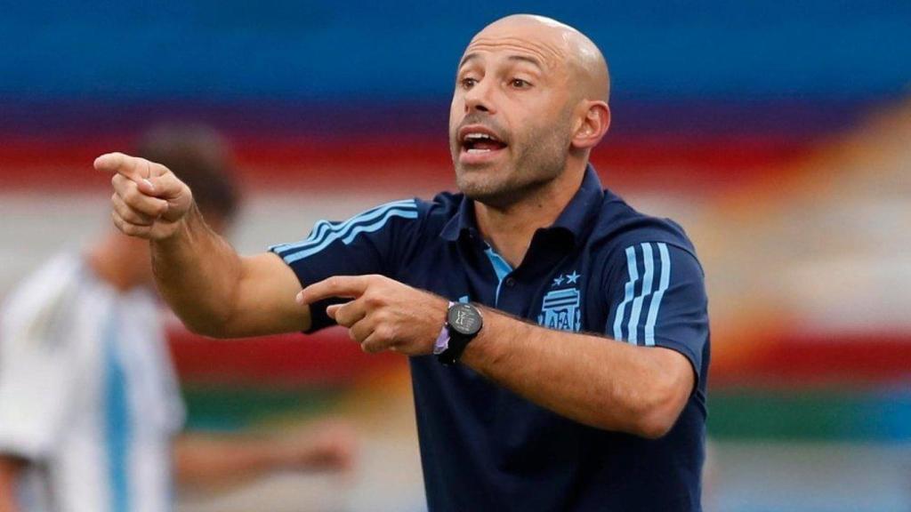 Javier Mascherano dirige a la selección argentina sub-23 en un partido