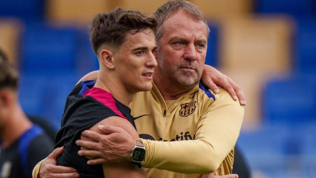 El abrazo entre Gavi y Hansi Flick, durante un entrenamiento del Barça