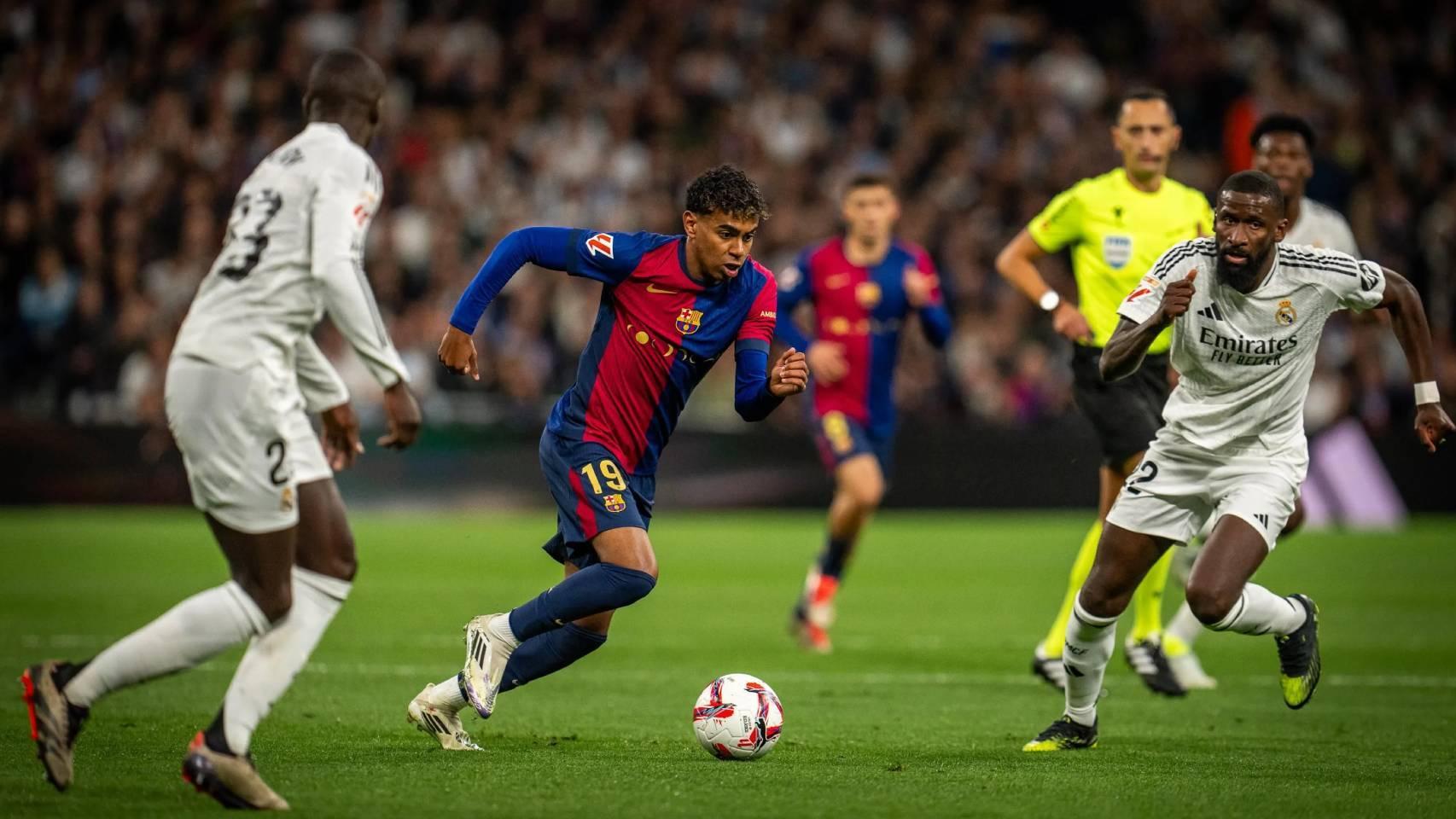 Lamine Yamal conduce el balón en el partido contra el Real Madrid