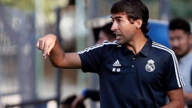 Raúl González da indicaciones a los jugadores del Real Madrid Castilla