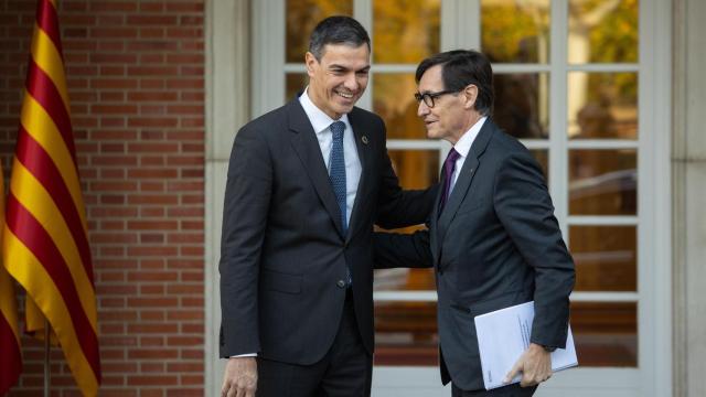 El presidente del Gobierno, Pedro Sánchez (i), se reúne con el de la Generalitat, Salvador Illa (d), en el Palacio de La Moncloa, el 22 de noviembre de 2024