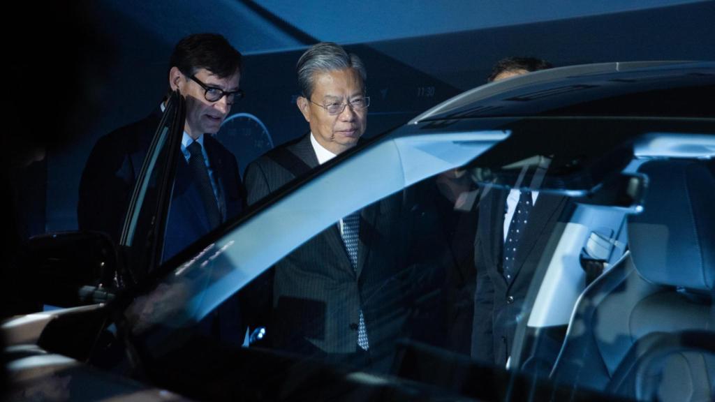 El presidente de la Generalitat, Salvador Illa, y el presidente del Comité Permanente de la Asamblea Popular Nacional China, Zhao Leji, observan el Ebro S700