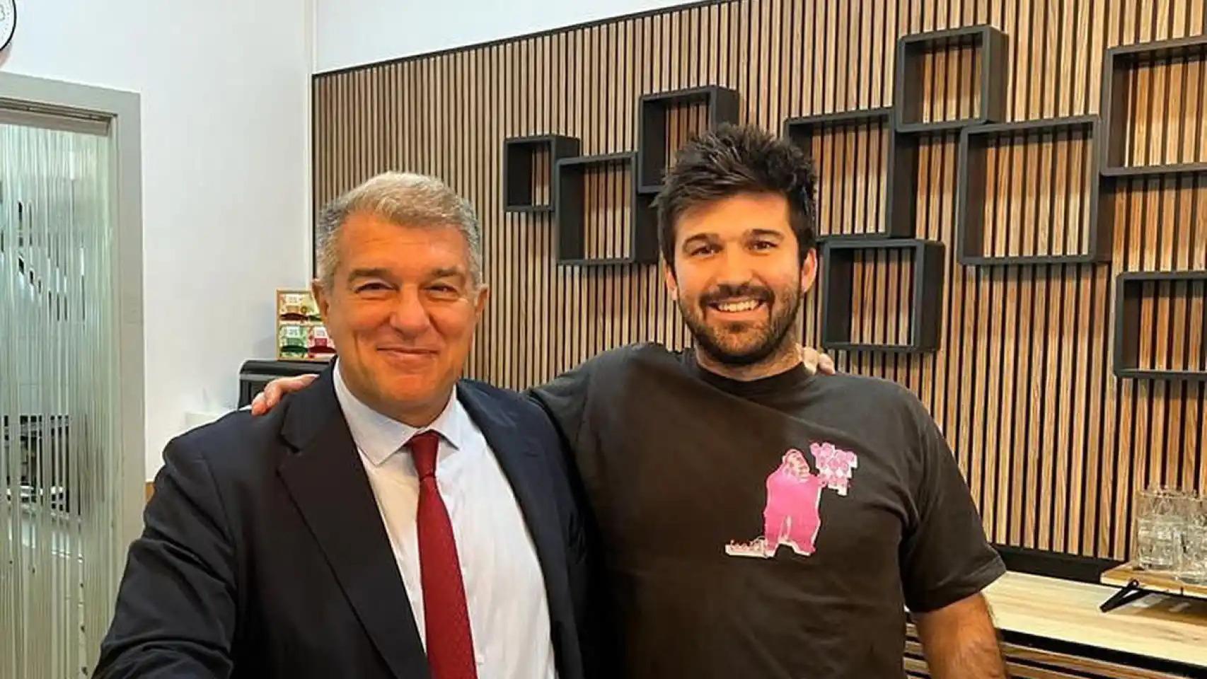 Pol Laporta, junto a su padre Joan, en la inauguración de su cafetería